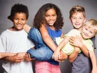 Gruppenfoto mit Kindern mit unterschiedlicher Hautfarbe