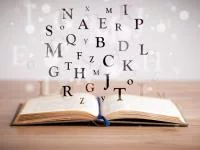 Foto eines Buches, dem Buchstaben entflüchten