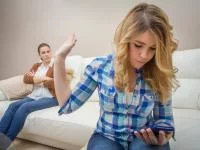 Teenager im Streit mit der Mutter