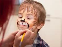 Kleiner Junge mit Löwenschminke