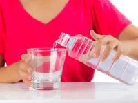 Wasser wird in Glas gegossen