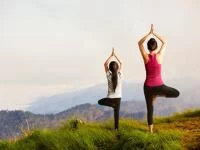 Mutter und Kind in Yoga-Pose in der Natur