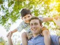 Vater mit Sohn auf den Schultern