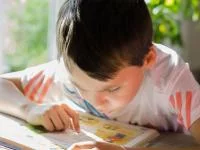 Foto eines Jungen beim konzentrierten Lesen