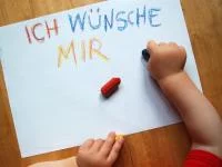 Kinderhände schreiben Wunschliste