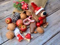 Winterlich dekorierte Naschereien und ein Teddybär