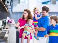 Eine Familie am Gate des Flughafens