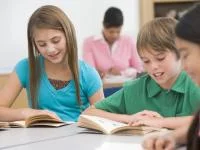 Kinder lesen im Unterricht