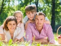 Bild einer Kernfamilie, Mutter Vater, Sohn und Tochter