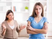 Mutter streitet mit Tochter