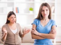 Mutter streitet mit Tochter