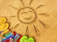 Im Sand gemalte Sonne