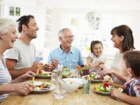 Familie beim gemeinsamen Essen