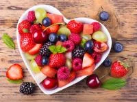 Foto von verschiedenem Obst in einer herzförmigen Schale