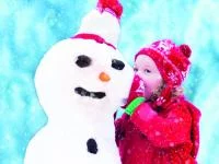 KLeines Mädchen mit Schneemann