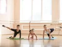 Foto von Kindern bei ballettübungen