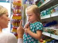Mutter und Kind streiten im Supermarkt