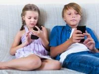 Zwei Kinder mit Smartphones