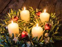 Adventskranz mit weißen Kerzen
