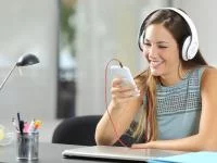 Frau macht Audio-Sprachübungen mit Smartphone