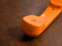 Foto eines orangenen Schnurtelefons