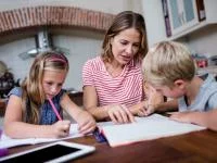 Mutter lernt mit Kindern
