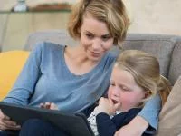Mutter und Tochter lernen gemeinsam am Tablet