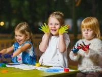 Foto von Kindern mit Fingerfarben