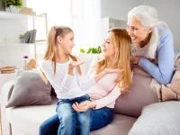 Foto mit Oma, Mutter und Tochter beim Erzählen