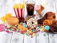 Foto von Fast-Food und Süßigkeiten.