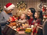 Foto einer Kernfamilie bei der Weihnachtsfeier