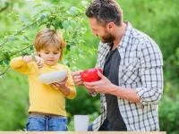 Foto von Vater und Sohn die gemeinsam essen