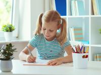 Mädchen am Schreibtisch