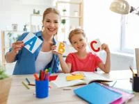 Mutter und Mädchen basteln ABC