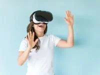 Junge Frau mit VR Brille