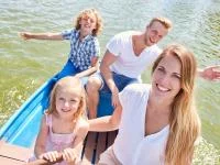 Familienfoto auf dem Wasser