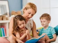 Mutter liest mit Kindern