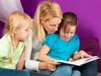 Frau und Kinder beim Vorlesen