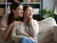 Foto zweier Frauen im Wohnzimmer