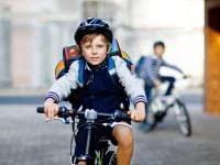 Schuljunge beim Fahrradfahren