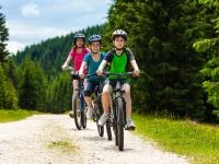 Kindergruppe beim Mountainbiken in den Bergen