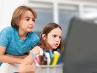 Kinder betachten konzentriert eine Lernhilfe