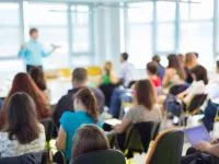 Schülergruppe im Klassenraum