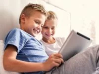 Foto zwei Kinder mit Tablet
