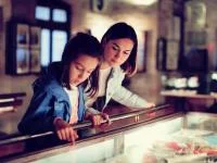 Mutter und Tochter zusammen im Museum