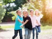 Rennende Kinder im Freien