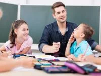 Foto eines Lehrers mit Schülern im Unterricht