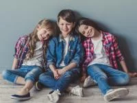 Gruppenfoto von drei Kindern in Karo-Hemden