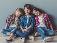 Gruppenfoto von drei Kindern in Karo-Hemden