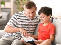 Vater liest mit Sohn